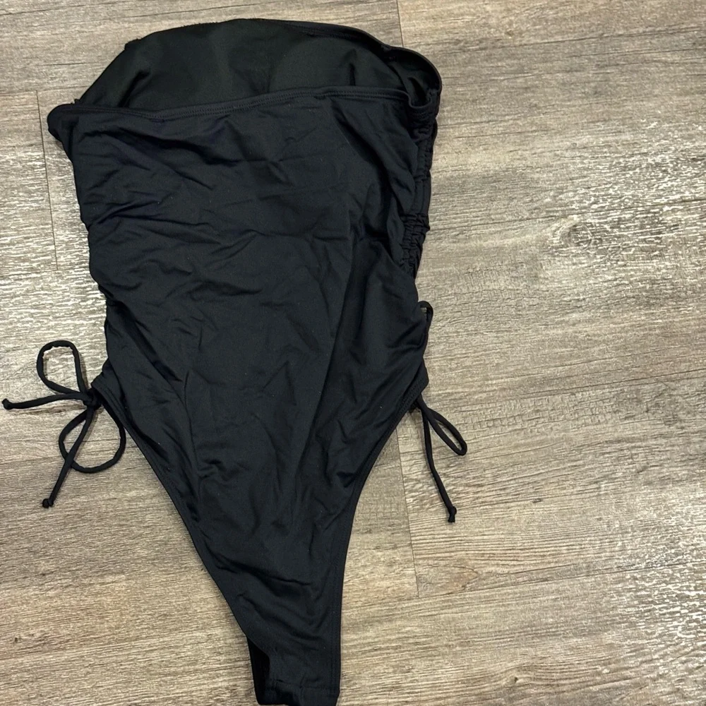 Elegant Black Ruched strapless Women's Swimsuit - Picture 3 of 3